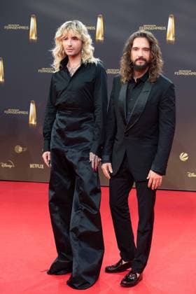 v.l. Bill und Tom KAULITZ, Musiker, Saenger, Tokio Hotel, Roter Teppich, Red Carpet Show, Ankunft, arrival, Verleihung des Deutschen Fernsehpreises, Der Deutsche Fernsehpreis 2023, Deutscher Fernsehpreis 2023 in den MMC Studios Koeln, am 28.09.2023.