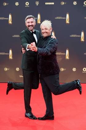 v.l. Jochen SCHROPP, Moderator, Ross ANTHONY; Entertainer, Roter Teppich, Red Carpet Show, Ankunft, arrival, Verleihung des Deutschen Fernsehpreises, Der Deutsche Fernsehpreis 2023, Deutscher Fernsehpreis 2023 in den MMC Studios Koeln, am 28.09.2023.