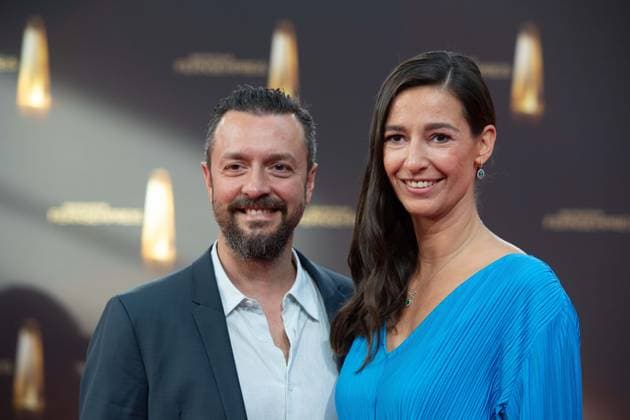 Pinar ATALAY, Moderatorin, mit Ehemann, Roter Teppich, Red Carpet Show, Ankunft, arrival, Verleihung des Deutschen Fernsehpreises, Der Deutsche Fernsehpreis 2023, Deutscher Fernsehpreis 2023 in den MMC Studios Koeln, am 28.09.2023.