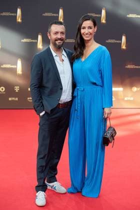 Pinar ATALAY, Moderatorin, mit Ehemann, Roter Teppich, Red Carpet Show, Ankunft, arrival, Verleihung des Deutschen Fernsehpreises, Der Deutsche Fernsehpreis 2023, Deutscher Fernsehpreis 2023 in den MMC Studios Koeln, am 28.09.2023.