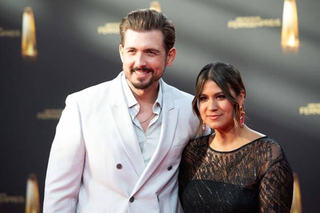 Stefanie BRUNGS, Moderatorin, mit Ehemann Christian WACKERT, Roter Teppich, Red Carpet Show, Ankunft, arrival, Verleihung des Deutschen Fernsehpreises, Der Deutsche Fernsehpreis 2023, Deutscher Fernsehpreis 2023 in den MMC Studios Koeln, am 28.09.2023.
