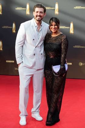 Stefanie BRUNGS, Moderatorin, mit Ehemann Christian WACKERT, Roter Teppich, Red Carpet Show, Ankunft, arrival, Verleihung des Deutschen Fernsehpreises, Der Deutsche Fernsehpreis 2023, Deutscher Fernsehpreis 2023 in den MMC Studios Koeln, am 28.09.2023.