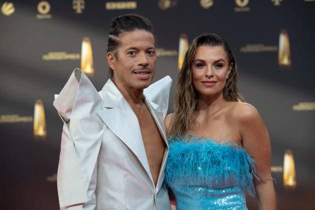 Laura WONTORRA, Moderatorin, Jorge GONZALEZ, Modelcoach Roter Teppich, Red Carpet Show, Ankunft, arrival, Verleihung des Deutschen Fernsehpreises, Der Deutsche Fernsehpreis 2023, Deutscher Fernsehpreis 2023 in den MMC Studios Koeln, am 28.09.2023.