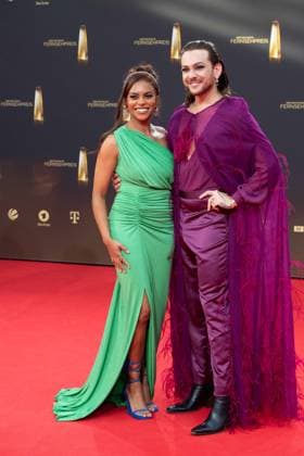 Aminata BELLI, Moderatorin, Ricardo SIMONETTI, Moderator, Roter Teppich, Red Carpet Show, Ankunft, arrival, Verleihung des Deutschen Fernsehpreises, Der Deutsche Fernsehpreis 2023, Deutscher Fernsehpreis 2023 in den MMC Studios Koeln, am 28.09.2023.