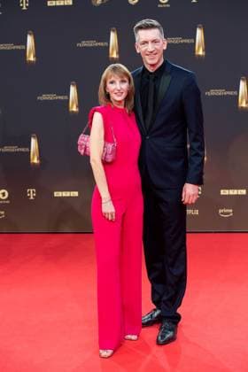Steffen HALLASCHKA, Moderator, mit Ehefrau Anne-Katrin, Roter Teppich, Red Carpet Show, Ankunft, arrival, Verleihung des Deutschen Fernsehpreises, Der Deutsche Fernsehpreis 2023, Deutscher Fernsehpreis 2023 in den MMC Studios Koeln, am 28.09.2023.