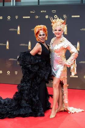 v.l. Catherine LECLERY, Drag Queen Olivia JONES, Drag Queen, Roter Teppich, Red Carpet Show, Ankunft, arrival, Verleihung des Deutschen Fernsehpreises, Der Deutsche Fernsehpreis 2023, Deutscher Fernsehpreis 2023 in den MMC Studios Koeln, am 28.09.2023.