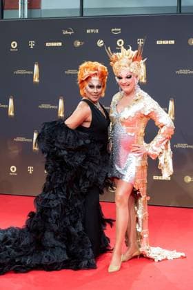 v.l. Catherine LECLERY, Drag Queen Olivia JONES, Drag Queen, Roter Teppich, Red Carpet Show, Ankunft, arrival, Verleihung des Deutschen Fernsehpreises, Der Deutsche Fernsehpreis 2023, Deutscher Fernsehpreis 2023 in den MMC Studios Koeln, am 28.09.2023.