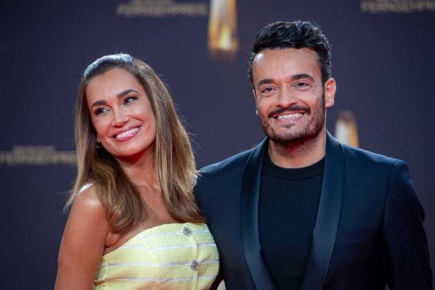 Giovanni ZARRELLA, Entertainer, und Ehefrau Jana Ina ZARRELLA, Roter Teppich, Red Carpet Show, Ankunft, arrival, Verleihung des Deutschen Fernsehpreises, Der Deutsche Fernsehpreis 2023, Deutscher Fernsehpreis 2023 in den MMC Studios Koeln, am 28.09.2023.