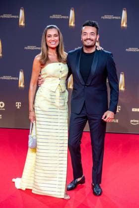 Giovanni ZARRELLA, Entertainer, und Ehefrau Jana Ina ZARRELLA, Roter Teppich, Red Carpet Show, Ankunft, arrival, Verleihung des Deutschen Fernsehpreises, Der Deutsche Fernsehpreis 2023, Deutscher Fernsehpreis 2023 in den MMC Studios Koeln, am 28.09.2023.