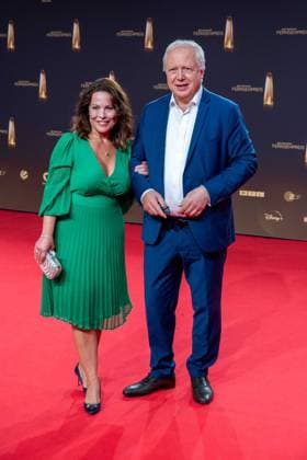 Tom BUHROW, WDR Intendant, mit Partnerin Daniela BOFF, Roter Teppich, Red Carpet Show, Ankunft, arrival, Verleihung des Deutschen Fernsehpreises, Der Deutsche Fernsehpreis 2023, Deutscher Fernsehpreis 2023 in den MMC Studios Koeln, am 28.09.2023.