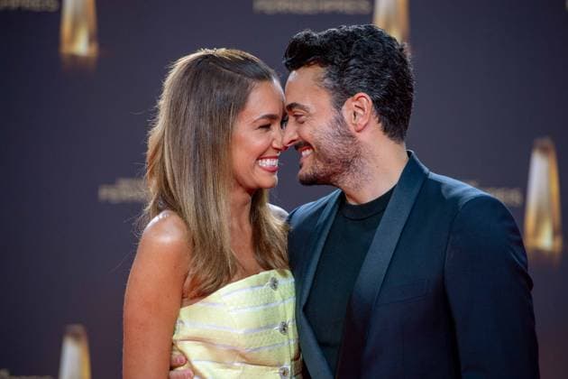 Giovanni ZARRELLA, Entertainer, und Ehefrau Jana Ina ZARRELLA, Roter Teppich, Red Carpet Show, Ankunft, arrival, Verleihung des Deutschen Fernsehpreises, Der Deutsche Fernsehpreis 2023, Deutscher Fernsehpreis 2023 in den MMC Studios Koeln, am 28.09.2023.