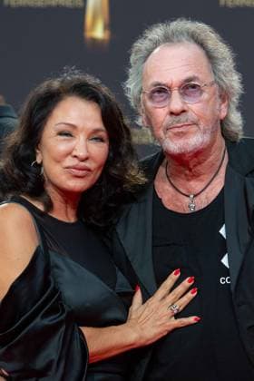 Hugo Egon BALDER, Moderator, mit Ehefrau Elena, Roter Teppich, Red Carpet Show, Ankunft, arrival, Verleihung des Deutschen Fernsehpreises, Der Deutsche Fernsehpreis 2023, Deutscher Fernsehpreis 2023 in den MMC Studios Koeln, am 28.09.2023.