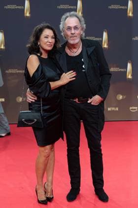 Hugo Egon BALDER, Moderator, mit Ehefrau Elena, Roter Teppich, Red Carpet Show, Ankunft, arrival, Verleihung des Deutschen Fernsehpreises, Der Deutsche Fernsehpreis 2023, Deutscher Fernsehpreis 2023 in den MMC Studios Koeln, am 28.09.2023.