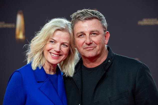 Hans SIGL, Schauspieler, und Ehefrau Susanne SIGL, Saengerin, Roter Teppich, Red Carpet Show, Ankunft, arrival, Verleihung des Deutschen Fernsehpreises, Der Deutsche Fernsehpreis 2023, Deutscher Fernsehpreis 2023 in den MMC Studios Koeln, am 28.09.2023.