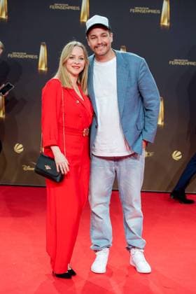 Jasmin SCHWIERS, Schauspielerin, und Jan van WEYDE, Roter Teppich, Red Carpet Show, Ankunft, arrival, Verleihung des Deutschen Fernsehpreises, Der Deutsche Fernsehpreis 2023, Deutscher Fernsehpreis 2023 in den MMC Studios Koeln, am 28.09.2023.