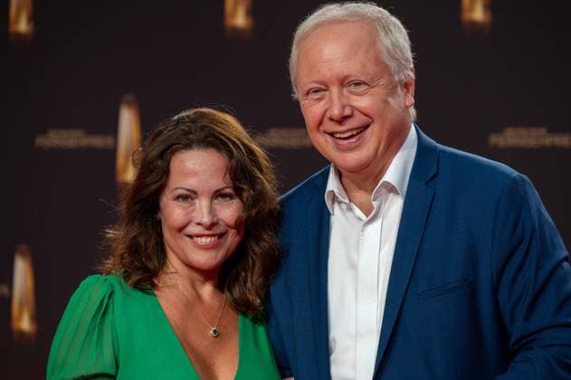 Tom BUHROW, WDR Intendant, mit Partnerin Daniela BOFF, Roter Teppich, Red Carpet Show, Ankunft, arrival, Verleihung des Deutschen Fernsehpreises, Der Deutsche Fernsehpreis 2023, Deutscher Fernsehpreis 2023 in den MMC Studios Koeln, am 28.09.2023.