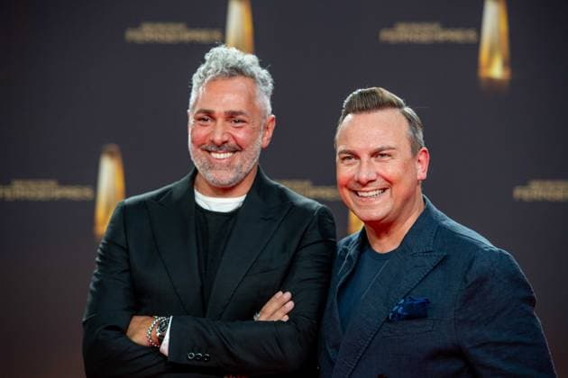 Rim RAUE, rechts, Koch, Begleiter nicht identifiziert, Roter Teppich, Red Carpet Show, Ankunft, arrival, Verleihung des Deutschen Fernsehpreises, Der Deutsche Fernsehpreis 2023, Deutscher Fernsehpreis 2023 in den MMC Studios Koeln, am 28.09.2023.