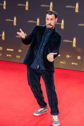 Jan KOEPPEN, Köppen, Moderator, Roter Teppich, Red Carpet Show, Ankunft, arrival, Verleihung des Deutschen Fernsehpreises, Der Deutsche Fernsehpreis 2023, Deutscher Fernsehpreis 2023 in den MMC Studios Koeln, am 28.09.2023.