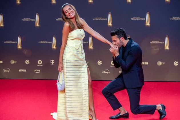 Giovanni ZARRELLA, Entertainer, und Ehefrau Jana Ina ZARRELLA, Roter Teppich, Red Carpet Show, Ankunft, arrival, Verleihung des Deutschen Fernsehpreises, Der Deutsche Fernsehpreis 2023, Deutscher Fernsehpreis 2023 in den MMC Studios Koeln, am 28.09.2023.