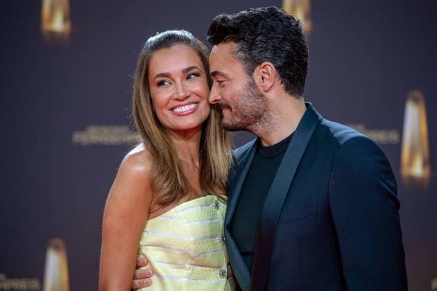 Giovanni ZARRELLA, Entertainer, und Ehefrau Jana Ina ZARRELLA, Roter Teppich, Red Carpet Show, Ankunft, arrival, Verleihung des Deutschen Fernsehpreises, Der Deutsche Fernsehpreis 2023, Deutscher Fernsehpreis 2023 in den MMC Studios Koeln, am 28.09.2023.