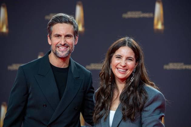 Tom BECK, Schauspieler, und Partnerin Chryssanthi KAVAZI, Roter Teppich, Red Carpet Show, Ankunft, arrival, Verleihung des Deutschen Fernsehpreises, Der Deutsche Fernsehpreis 2023, Deutscher Fernsehpreis 2023 in den MMC Studios Koeln, am 28.09.2023.