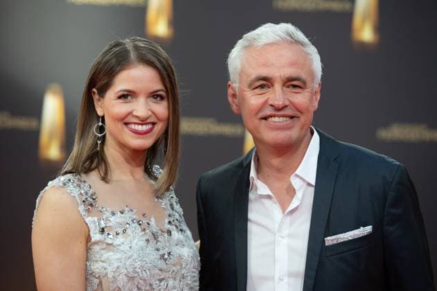v.l. Kristina INHOF, Moderatorin, Andreas von THIEN, Moderator, Roter Teppich, Red Carpet Show, Ankunft, arrival, Verleihung des Deutschen Fernsehpreises, Der Deutsche Fernsehpreis 2023, Deutscher Fernsehpreis 2023 in den MMC Studios Koeln, am 28.09.2023.