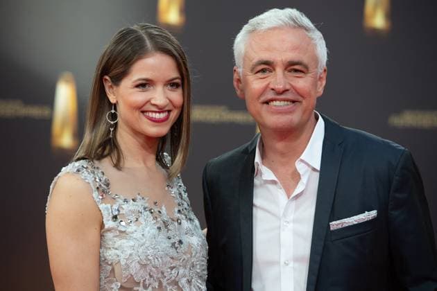 v.l. Kristina INHOF, Moderatorin, Andreas von THIEN, Moderator, Roter Teppich, Red Carpet Show, Ankunft, arrival, Verleihung des Deutschen Fernsehpreises, Der Deutsche Fernsehpreis 2023, Deutscher Fernsehpreis 2023 in den MMC Studios Koeln, am 28.09.2023.