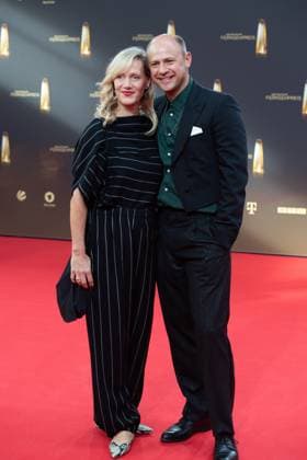 Anna SCHUDT, Schauspielerin, Moritz FUEHRMANN, Schauspieler, Führmann, Roter Teppich, Red Carpet Show, Ankunft, arrival, Verleihung des Deutschen Fernsehpreises, Der Deutsche Fernsehpreis 2023, Deutscher Fernsehpreis 2023 in den MMC Studios Koeln, am 28.09.2023.
