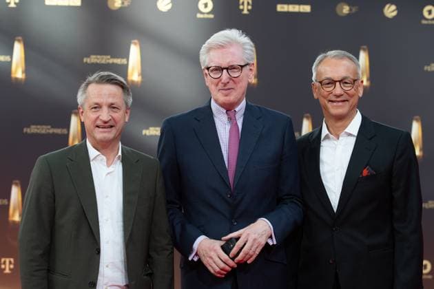 v.l. Nikolaus BLOME, Journalist, Theo KOLL, Moderator, Rainer MUNZ, Korrespondent, Roter Teppich, Red Carpet Show, Ankunft, arrival, Verleihung des Deutschen Fernsehpreises, Der Deutsche Fernsehpreis 2023, Deutscher Fernsehpreis 2023 in den MMC Studios Koeln, am 28.09.2023.