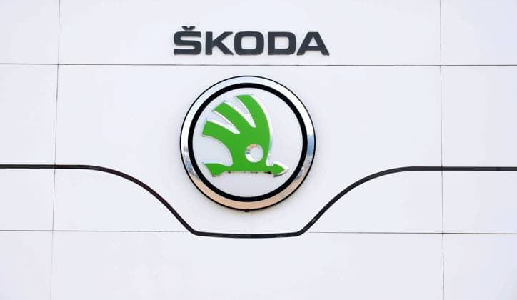 10.10.2023, Deutschland, NRW, Autohersteller, Automarken, Autos, Sicherheit, Rückrufaktion für 50000 SKODA Fahrzeuge, weil der Beifahrerairbag bei einer Auslösung reissen kann, Takata Airbags, Rückruf, Kraftfahrtbundesamt, Produktionsfehler, Sicherheitsrisiko, Airbag, Firmenlogo Skoda, Logo NRW Deutschland Copyright: xD.xKerlekin SnowfieldxPhotographyx SF101023SkodaD3