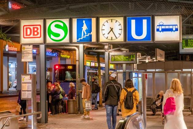 Bushaltestelle am Ostbahnhof, umsteigen von U-Bahn und S-Bahn, München, Oktober 2023 Deutschland, München, Oktober 2023, Bushaltestelle am Ostbahnhof, umsteigen von U-Bahn und S-Bahn, Fahrgäste warten abends an der Haltestelle, Expressbus X30, München Ost, Verkehr, ÖPNV, Bayern,