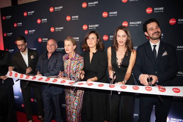 November 18, 2023, Mexico City, Ciudad de Mexico, Mexico: November 17, 2023, Mexico City, Mexico: Adrian Cerdeira, Mike Giannattasio, Karin Rehn-Kaufmann, Camilla Campoli, Betsy May, Manolo Marquez during the ribbon cutting for the opening of the Leica Store Mexico. on November 17, 2023, Mexico City, Mexico. Mexico City Mexico - ZUMAe321 20231118_zea_e321_001 Copyright: xJaimexNogales xEyepixxGroupx