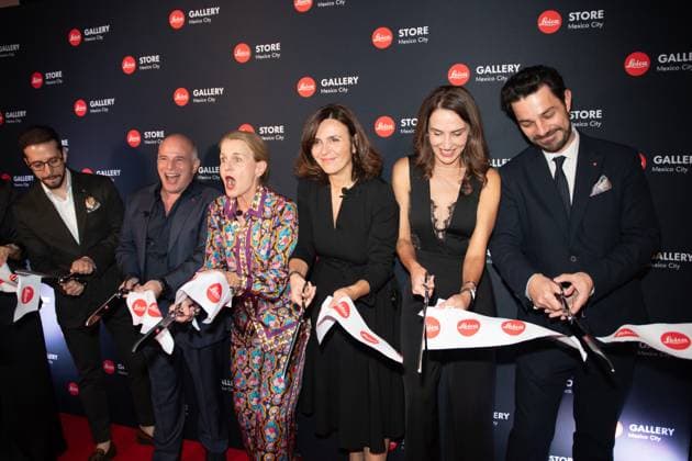 November 18, 2023, Mexico City, Ciudad de Mexico, Mexico: November 17, 2023, Mexico City, Mexico: Adrian Cerdeira, Mike Giannattasio, Karin Rehn-Kaufmann, Camilla Campoli, Betsy May, Manolo Marquez during the ribbon cutting for the opening of the Leica Store Mexico. on November 17, 2023, Mexico City, Mexico. Mexico City Mexico - ZUMAe321 20231118_zea_e321_003 Copyright: xJaimexNogales xEyepixxGroupx
