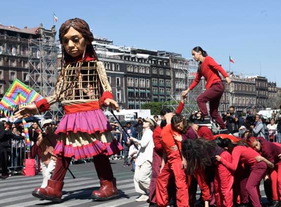 November 18, 2023, Mo xico City, Mo xico City, Mo xico: The Little Amal , the 3.6 meter high puppet, which symbolizes a 10 year old Syrian girl and represents refugee children from all over the world, during her visit to Mexico, the first country in Latin America to receive her.. Under the slogan Don t forget about us , the Little Amal will make a series of tours in the capital, where it will remain until November 21. MÃ xico City MÃ xico - ZUMAn296 20231118_zip_n296_011 Copyright: xJorgexNunezx