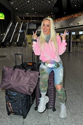 RTL - Dschungelcamp 2024. Cora - Caroline Schumacher anläßlich der Abreise der Kandidaten der RTL - Sendung Ich bin ein Star - holt mich hier raus zum Dschungel-Camp 2024 in Australien am 09.01.2024 auf dem Flughafen Frankfurt Main. 20240109MWI116493