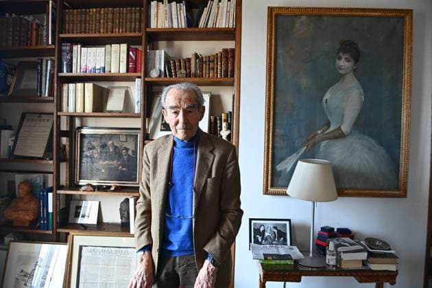 DECES DE ROBERT BADINTER PHOTOPQR OUEST FRANCE Franck Dubray ; 09 02 Décès de Robert Badinter ARCHIVES FRANCE Death of Robert Badinter, born March 30, 1928 in Paris, is a French politician, jurist and essayist. Professor of private law and lawyer at the Paris bar, he became known to the general public for his fight against the death penalty, the abolition of which he supported before Parliament in 1981. FILES Paris ; 25 02 2021 ; Portrait de Robert Badinter à son domicile parisien, avocat, homme politique français, ancien garde des Sceaux, il a obtenu l abolition de la peine de mort en France le 9 octobre 1981. (photo Franck Dubray) (MaxPPP TagID: maxnewsworldfive413308.jpg) Photo via MaxPPP Paris France Copyright: xPHOTOPQR OUESTxFRANCE MAXPPPxFranckxDubrayx 20210315OFR3388 maxnewsworldfive413308