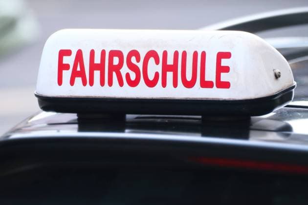 Düsseldorf 16.04.2024 Fahrschule Schriftzug Führerschein Führerscheinentzug Punkte Punkteabbau Fahrlehrer Fahrschüler Führerscheintest Führerscheinprüfung TÜV Düsseldorf Nordrhein-Westfalen Deutschland