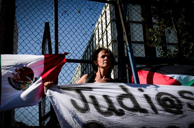 February 25, 2024, Mexico City, Mexico City, Mexico: A crowd of people protest this Sunday in front of the United States embassy in Mexico City, to stop Israel s attacks against the Palestinian people..The UN Secretary-General on Friday issued an urgent call to all parties involved in this week s escalation of violence in the occupied Palestinian territory of Gaza, and to Israel, to immediately cease the fighting or risk creating an unsustainable humanitarian and security conflict . crisis. ..â€oeThe current military escalation has caused great suffering and destruction. It has claimed dozens of civilian lives, including, tragically, many children. The fighting could trigger an uncontrollable humanitarian and security crisis a - ZUMAn296 20240225_zip_n296_009 Copyright: xJorgexNunezx