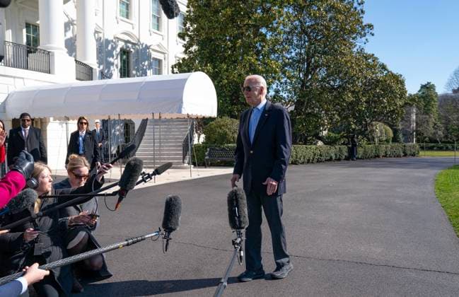 February 29, 2024, Washington, District Of Columbia, USA: United States President Joe Biden speaks to members of the media on the South Lawn of the White House before boarding Marine One in Washington, DC, US, on Thursday, February 29, 2024. Biden plans to visit Brownsville, Texas, where he will press lawmakers to pass a bipartisan Senate border security deal that was rejected by Republicans at Trump™s urging and meet with US Border Patrol agents, law enforcement and local leaders Washington USA - ZUMAs152 20240229_faa_s152_053 Copyright: xLeighxVogelx-xPoolxviaxCNPx
