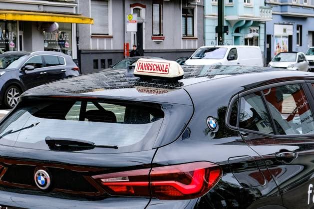Düsseldorf 02.04.2024 Fahrschule Schriftzug Führerschein Führerscheinentzug Punkte Punkteabbau Fahrlehrer Fahrschüler Führerscheintest Führerscheinprüfung TÜV Düsseldorf Nordrhein-Westfalen Deutschland