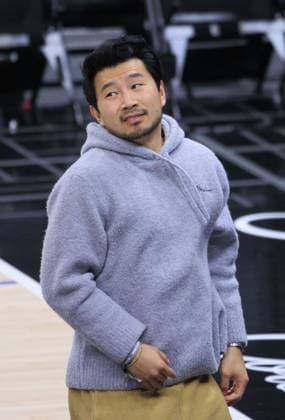 April 4, 2024, Los Angeles, California, USA: Actor Simu Liu shoots baskets on the basketball court on Thursday April 4, 2024 at Crypto.com Arena in Los Angeles, California. ARIANA RUIZ PI Los Angeles U.S - ZUMAp124 20240404_zaa_p124_037 Copyright: xArianaxRuizx