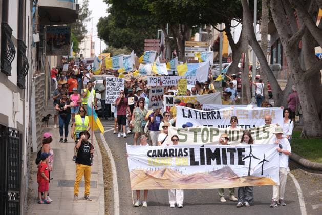 Demonstration against tourism model in Fuerteventura - Canary Islands Dozens of people protest during a demonstration against the tourism model on April 20, 2024, in Puerto del Rosario, Fuerteventura, Canary Islands (Spain). The eight Canary Islands unite today to protest against tourist overcrowding. This is the first joint demonstration in the history of the whole archipelago, is convened by twenty associations under the slogan Canary Islands has a limit . The demonstrators demand an eco-tax, a tourist moratorium and a better redistribution of income. In addition to the Canary Islands, the organization has called protests in other Spanish and European cities such as Granada, Barcelona, Madrid, Berlin and London. Photo by Europa Press ABA Copyright: xEuropaxPress ABACAx