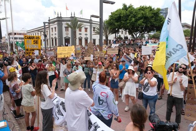 Demonstration against tourism model in Fuerteventura - Canary Islands Dozens of people protest during a demonstration against the tourism model on April 20, 2024, in Puerto del Rosario, Fuerteventura, Canary Islands (Spain). The eight Canary Islands unite today to protest against tourist overcrowding. This is the first joint demonstration in the history of the whole archipelago, is convened by twenty associations under the slogan Canary Islands has a limit . The demonstrators demand an eco-tax, a tourist moratorium and a better redistribution of income. In addition to the Canary Islands, the organization has called protests in other Spanish and European cities such as Granada, Barcelona, Madrid, Berlin and London. Photo by Europa Press ABA Copyright: xEuropaxPress ABACAx