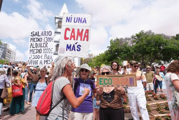 Demonstration against tourism model in Fuerteventura - Canary Islands Dozens of people protest during a demonstration against the tourism model on April 20, 2024, in Puerto del Rosario, Fuerteventura, Canary Islands (Spain). The eight Canary Islands unite today to protest against tourist overcrowding. This is the first joint demonstration in the history of the whole archipelago, is convened by twenty associations under the slogan Canary Islands has a limit . The demonstrators demand an eco-tax, a tourist moratorium and a better redistribution of income. In addition to the Canary Islands, the organization has called protests in other Spanish and European cities such as Granada, Barcelona, Madrid, Berlin and London. Photo by Europa Press ABA Copyright: xEuropaxPress ABACAx