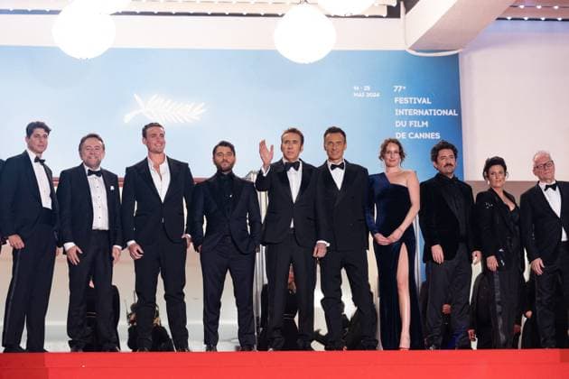 M Mont�e des marches du film  The Surfer  lors du 77eme Festival International du Film de Cannes Robert Connolly, Alexander Bertrand, Justin Rosniak, Nicolas Cage, Julian McMahon, Leonora Darby , Lorcan Finnegan, Brunella Cocchiglia, Thierry Frà maux, dà là guà gà nà ral du festival de Cannes Montà e des marches of the film  The Surfer  during the 77th Cannes International Film Festival at the Palais des Festivals in Cannes On may 17th 2024 Jacovides Moreau Bestimage Red carpet of the film  The Surfer  during the 77th Cannes International Film Festival at the Palais des Festivals in Cannes, France On may 17th 2024 Cannes France Copyright: xJACOVIDES-MOREAUx xBESTIMAGExJACOVIDES-MOREAUx xBESTIMAGEx