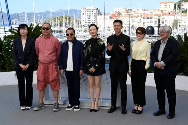 CANNES, FRANCE MAY 19 G D Liang JIAYAN, producer, Shozo ICHIYAMA, producer, Yu LIK WAI, director of photography, Zhao TAO, actress, Zhou YOU, actor, Wan JIAHUAN, co-screenwriter, during the photocall of the film Caught by the tides in competition at the 77th Cannes Film Festival at the Palais des Festivals on May 19, 2024 in Cannes, France CELEBRITES 77eme Festival de Cannes Photocall 19 05 2024 ValentinaClaret Panoramic