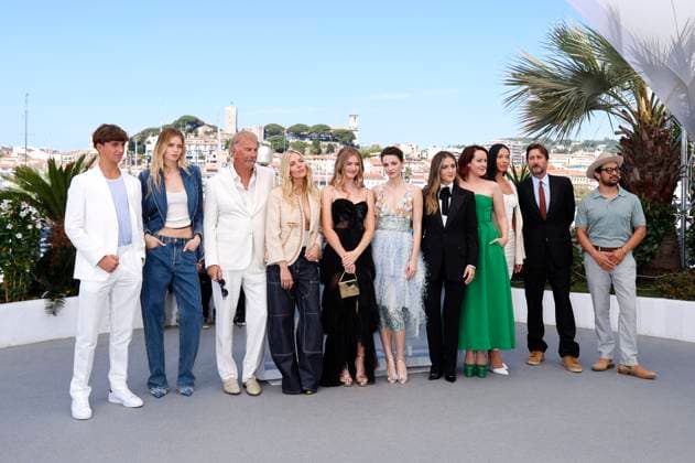 Hayes Costner, Abbey Lee Kershaw, Kevin Costner, Sienna Miller, Georgia MacPhail, Ella Hunt, Isabelle Fuhrman, Jena Malone, Wase Chief, Luke Wilson und Alejandro Edda beim Photocall zum Kinofilm Horizon: An American Saga auf dem Festival de Cannes 2024 77. Internationale Filmfestspiele von Cannes am Palais des Festivals. Cannes, 19.05.2024