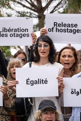 Cannes - Guerrieres De La Paix Flash Mob Action for Gaza and Israel Laetitia Eido (center) and other ?Women warriors of peace?, carry messages in French, Arabic, Hebrew and English stating ?Peace?, ?Cease Fire?, Release the Hostages?, as they demonstrate on the ?Croisette? in Cannes, to draw attention to the situation in Gaza and Israel, around the 77th Cannes Film Festival, in Cannes, France, on May 20, 2024. Photo by Ammar Abd Rabbo ABACAPRESS.COM Cannes France Copyright: xABACAx