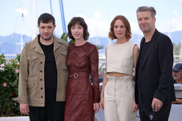 CANNES, FRANCE MAY 23 G D Karim LEKLOU, actor, Sara GIRAUDEAU, actress, Laetitia DOSCH, actress, Bertrand BELIN, actor, during the photocall of the film Le Royaume de Jim in Cannes Premiere selection at the 77th Cannes Film Festival at the Palais des Festivals on May 23, 2024 in Cannes, France CINEMA 77eme Festival de Cannes Photocall 23 05 2024 ValentinaClaret Panoramic