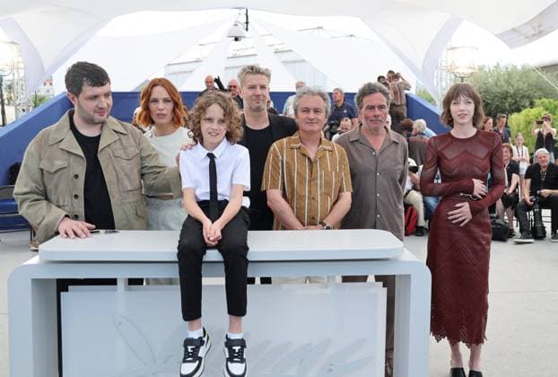 Photocall of the film Le Roman de Jim Cannes Premiere at the 77th Cannes International Film Festival Karim Leklou, Laetitia Dosch, Eol Personne, Bertrand Belin, co-directors Arnaud Larrieu and Jean Marie Larrieu, Sara Giraudeau Photocall of the movie Le Roman de Jim Cannes Premiere during the 77th Cannes International Film Festival May 14 25, 2024 , May 23th, 2024 Jacovides Moreau Bestimage Photocall of the movie Le Roman de Jim Cannes Premiere during the 77th Cannes International Film Festival May 14 25, 2024 , May 23th, 2024 Cannes France Copyright: xJACOVIDES-MOREAUx xBESTIMAGExJACOVIDES-MOREAUx xBESTIMAGEx